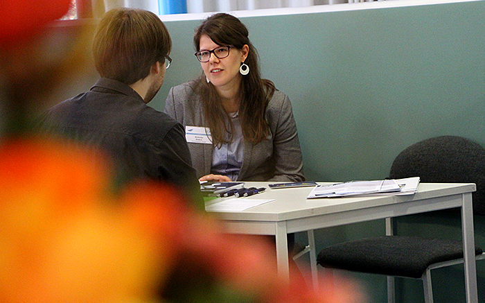 wir suchen ständig nach neuen Mitarbeitern und sind Aussteller auf Recruitingmessen