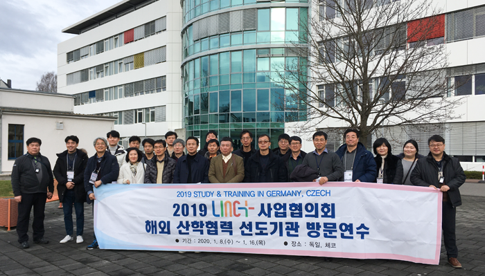 die südkoreanische Delegation vorm dem Gebäude des TCC