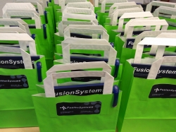 Geschenke in in PapiertÃ¼ten mit FusionSystems-Aufklebern